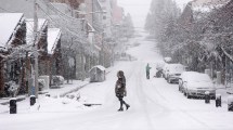 Imagen de Nieve en Bariloche: cortan calles y  habilitan salidas sin DNI