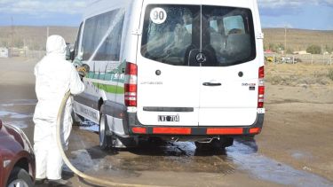 La desinfección de los vehículos en los accesos es muy rigurosa.  (foto: gentileza)