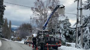 Entre la nieve, trabajan para que Bariloche tenga electricidad