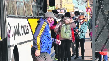 La imagen en las garitas parece una de la prepandemia, pero fue registrada ayer. (Yamil Regules).-