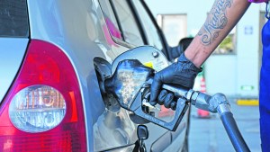 Aseguran que hay un atraso del 13,6% en los impuestos a los combustibles