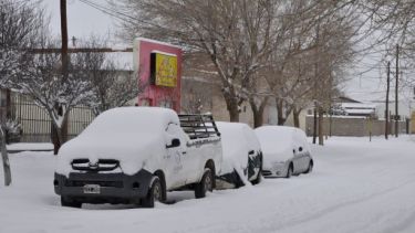 En Jacobacci la nieve acumulada supera los 25 cm. (Foto: José Mellado).