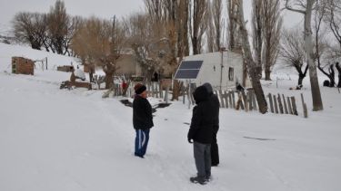 El intendente Carlos Toro, le comunica a Marta Casiano, una pobladora de El Chaiful Abajo, el fallecimiento de su mamá. (Foto: José Mellado).