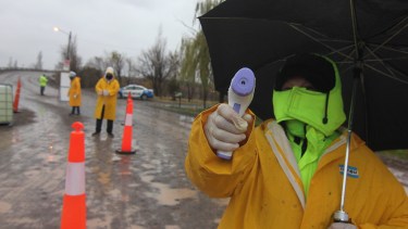 Neuquén y Río Negro decidieron extender las restricciones para circular en los puentes interprovinciales. Foto: Oscar Livera