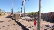 Imagen de Unas 90 familias viven bajo la linea de alta tensión en Neuquén