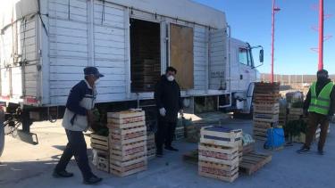 Los proveedores que llegan a Los Menucos deben descargar la mercadería en el Nodo de Transporte. Allí se desinfecta antes que ingrese a la localidad. (foto: gentileza)