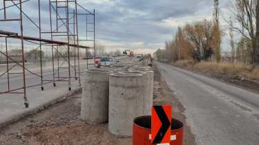Por obras en el desagüe paralelo a la 22, se habilita parcialmente el tránsito por el paso elevado en Mainque.