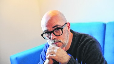 Santiago Loza escribió los textos que se pueden escuchar en los celulares y a la vez ayudar a La Casa del Teatro.