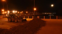 Imagen de Con montículos de tierra, cierran puentes y accesos a Roca
