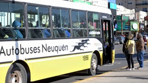Colectivos para esenciales en Neuquén: desde mañana comienzan los controles