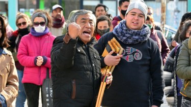 Ricardo Vinaya, tío de Atahualpa, durante la intervención frente al Poder Judicial de Río Negro. Foto: Marcelo Ochoa.