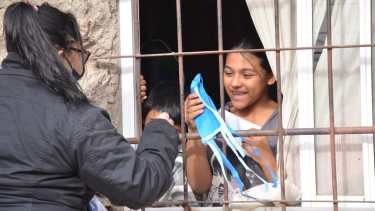 El personal encargado de las recorridas, además de las preguntas, entrega barbijos. (Yamil Regules).-
