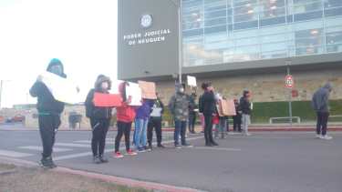 Los vecinos de Gran Neuquén Sur cortaron la calle frente a la Ciudad Judicial. (Gentileza).-