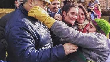 El recuentro de Ricardo Maffeis con sus familiares tras el rescate en la montaña. Foto: Fabián González.