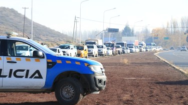 En la zona de los controles se formaron filas de varios kilómetros de extensión. (Yamil Regules).-
