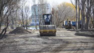 El Paseo de la Costa desde Linares hasta Tronador se inaugurará en septiembre. El Plan Capital prevé extender la costanera hasta el río Neuquén (foto Florencia Salto)