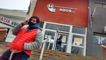 Esta mañana, el enfermero retomó su reclamos en el ingreso al ADOS. (Oscar Livera).-