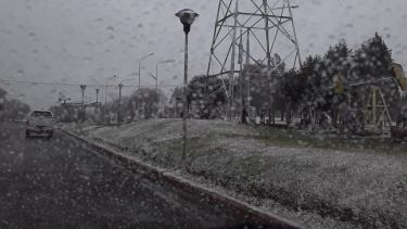 Hoy la nieve llegó al centro de la provincia. (Andrea Vázquez).-