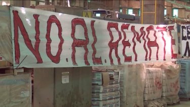 Aseguran que más de 80 trabajadores podrían perder su trabajo si rematan la cerámica. (Gentileza).-