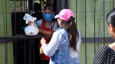 Los comedores y merenderos tuvieron que reinventarse rápidamente para seguir dando de comer en la pandemia. (Archivo Florencia Salto).-