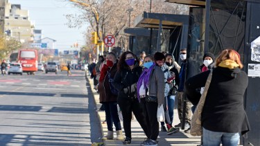Las paradas de los colectivos en Neuquén siguen mostrando un gran número de pasajeros. Foto: Florencia Salto