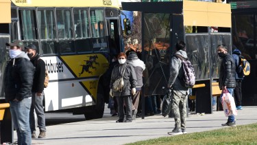 Por el mayor movimiento de personas en Neuquén agregaron nuevas unidades en los horarios pico. (Foto: Florencia Salto)