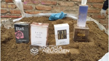 Los perfumes  fueron escondidos en el interior de la bolsa. Foto: Prensa Policía. 