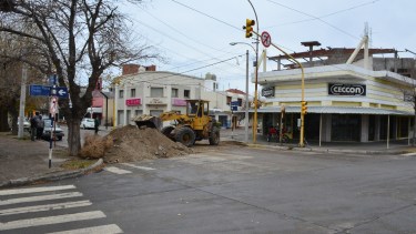 El municipio levantó los montículos de tierra con el que bloqueaba circulación en algunas calles de acceso a Regina. (Foto Néstor Salas)