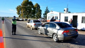 Unos 20 autos por semana intentan ingresar a Viedma sin contar con los permisos