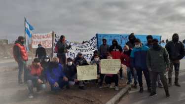 Vecinos de la toma de Casimiro Gómez de Neuquén levantaron el corte