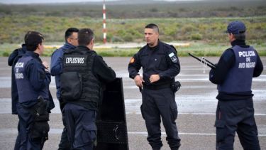 Personal de la policía de Río Negro realiza las explosiones inducidas en la zona norte. (foto: archivo-ilustrativa)