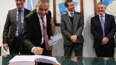 El gobernador Gutiérrez, Busamia (el día que asumió), Elosu Larumbe y Moya, en el TSJ. Nueva relación de fuerzas. (Archivo)