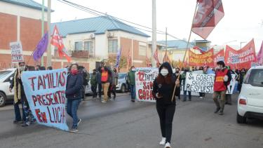 La marcha fue por calle San Martín.  Partidos políticos de izquierda acompañaron la movilización. Foto: Yamil Regules.
