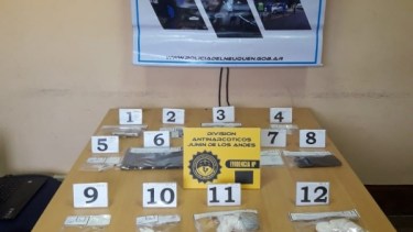 Ayer en un allanamiento la Policía de Neuquén secuestró varias dosis de cocaína y cigarrillos de marihuana en San Martín de los Andes. (Foto: Gentileza).