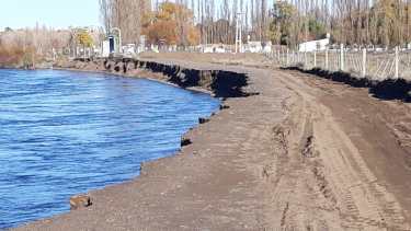El nivel de erogación desde el embalse compensador Arroyito alcanzó el jueves los 900 metros cùbicos. Foto: gentileza