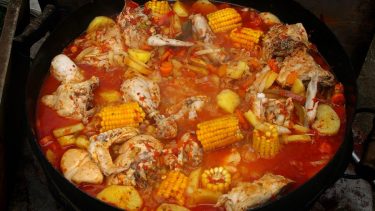 La cocción a fuego de pollo con ingredientes es una tradición que se premiará en Zapala (Archivo)
