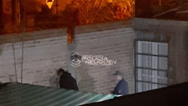 Encontraron a un hombre con elementos robados escondido en el patio de una vivienda en Neuquén. (Foto: Gentileza).