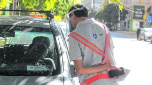 Trabajadores esenciales volverán a pagar para estacionar