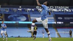 Manchester City goleó a Arsenal en la vuelta del fútbol inglés