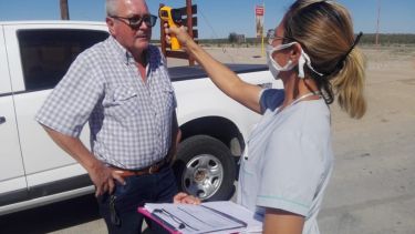 En el único acceso a la localidad, personal de Salud les toma la temperatura a las personas que ingresan y además se desinfectan los vehículos. (Foto: gentileza). 