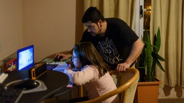 Los padres acompañaron las clases de zoom y las tareas. Foto: Marcelo Martinez
