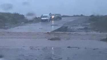 La Ruta 5 quedó intransitable por el incremento del arroyo Carranza - Aguada Colorada. (Gentileza FM Estación Urbana).-