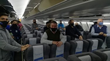 Sólo varones arriba del avión que llevó a los cientíificos a Estados Unidos.