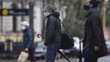 Se mantiene el uso de barbijo como política sanitaria, en todo el país. Foto: NA.-