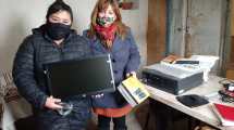 Imagen de Donación de computadoras permite a jóvenes continuar estudiando en Jacobacci