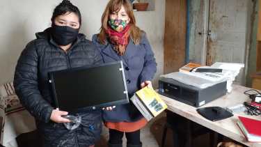 Romina Guichaqueo, una estudiante de la tecnicatura en Recursos Hídricos, recibió hace unos días una computadora. (Foto: gentileza)