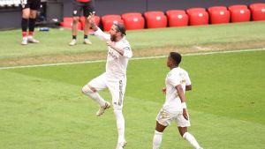 Real Madrid gana con otro penal polémico y estira su ventaja en la Liga Española