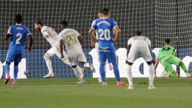 A falta de 11' para el final, Sergio Ramos le dio la victoria al Real Madrid ante el Getafe. (AP Photo/Bernat Armangue)