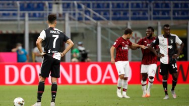 Cristiano Ronaldo observa el festejo de Ante Rebic, autor del cuarto gol del Milan. (AP Photo/Antonio Calanni)