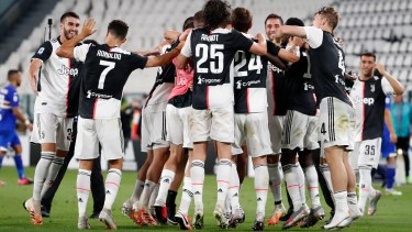 Los jugadores de la Juventus festejan el título luego de ganarle 2-0 a la Sampdoria. (AP Photo/Antonio Calanni)